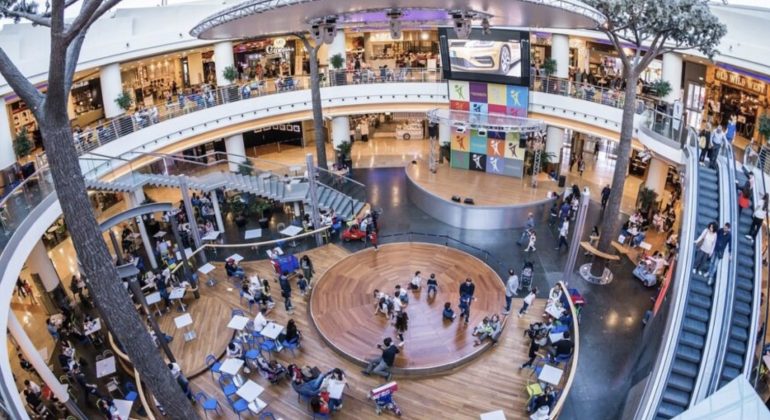 Marcianise, rubavano capi di abbigliamento e poi li rivendevano online: arrestate zia e nipote