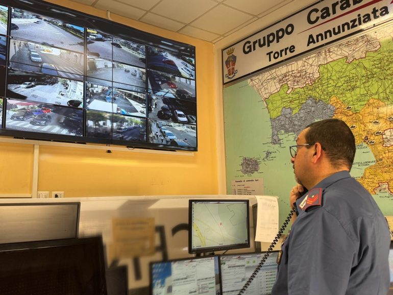 Pollena Trocchia, cittadina coraggiosa sventa furto d’auto: arrestati tre malviventi