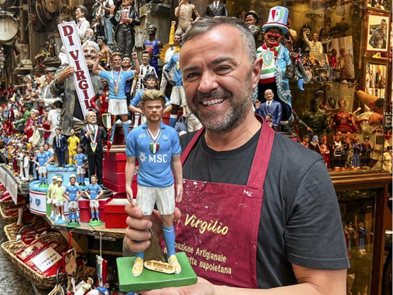 De Bruyne è già nel presepe: la statuina del campione belga tra i pastori di Napoli