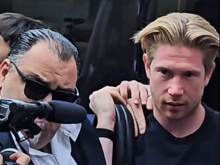 De Bruyne al Napoli, terminate le visite mediche. Ora il pranzo con De Laurentiis, poi la firma