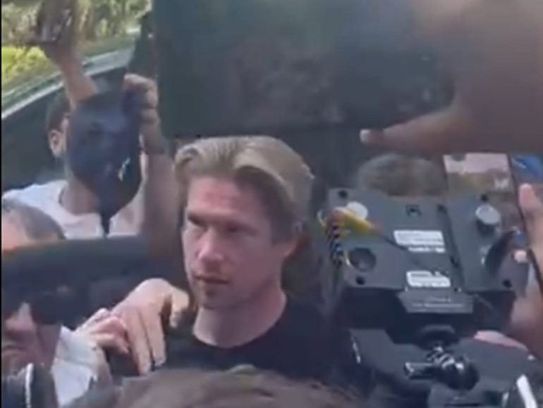 De Bruyne è a Villa Stuart, accolto da tifosi azzurri in delirio: al via visite mediche con il Napoli