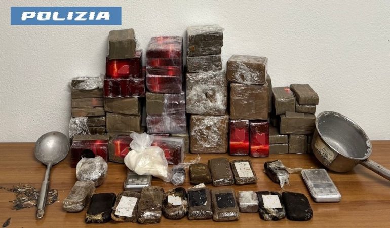 Napoli, colpi ai narcos di Barra: sequestrati 15 chilogrammi di stupefacenti