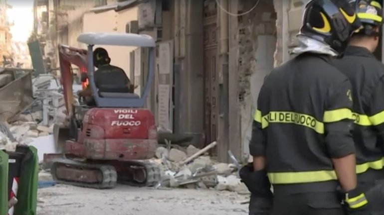 Esplosione a Napoli, la Procura indaga su licenze e lavori nel deposito