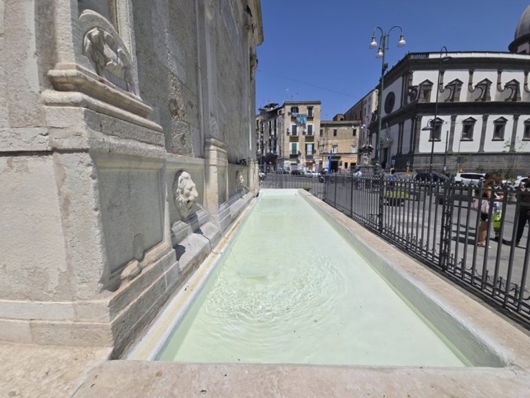 Napoli, torna in funzione la storica fontana del Formiello
