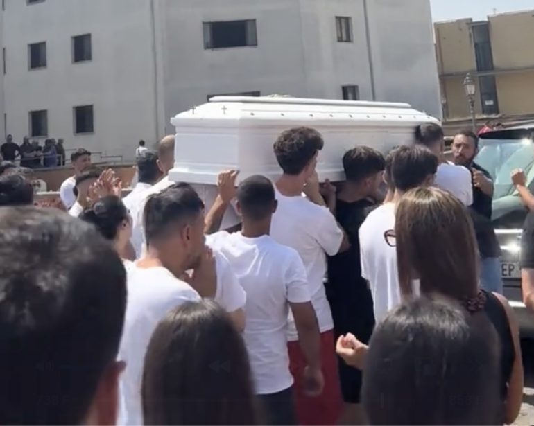 Funerale di Nicola Mirti: in tanti cimitero di Miano