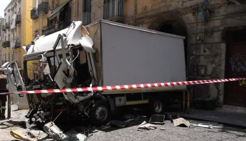 Schianto ai Quartieri Spagnoli: grave l’autista del furgone