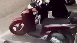 Napoli, riconosciuto dopo furto dello scooter: 23enne arrestato per rapina e aggressione a un agente