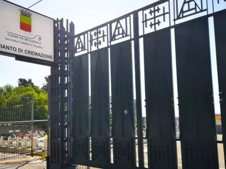 Napoli, crematori in protesta contro il Comune per i costi di trasporto salme: “No alla tassa sui morti”