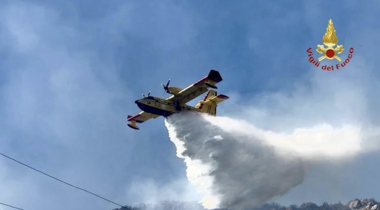 Bruciano le colline casertane: incendi ovunque