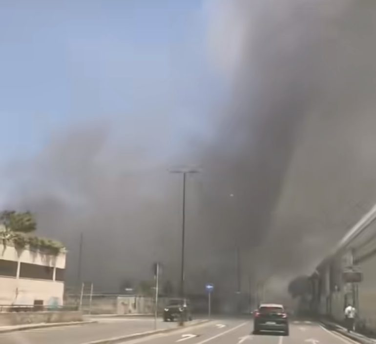 Napoli, incendio a via Gianturco, Arpac rassicura: “Valori dell’aria nella norma”