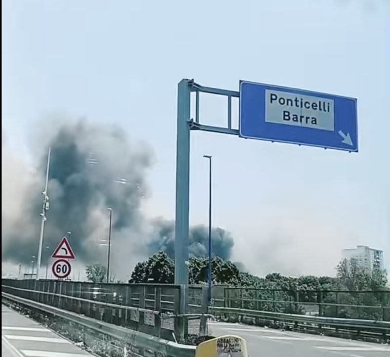 Fiamme al Centro Direzionale di Napoli: densa nube nera sopra la città