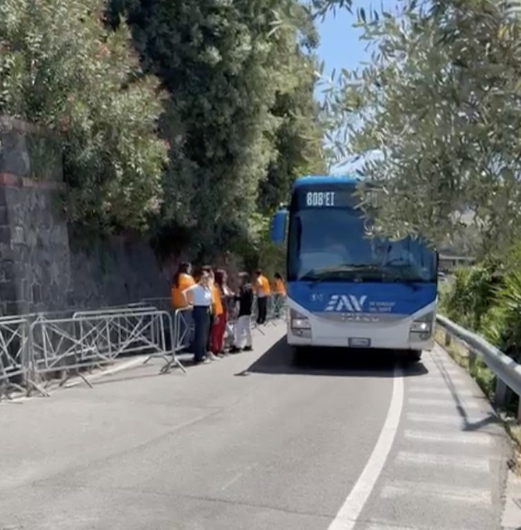 Incidente all’ingresso degli Scavi di Pompei: bus colpisce transenna e fa cadere visitatrice