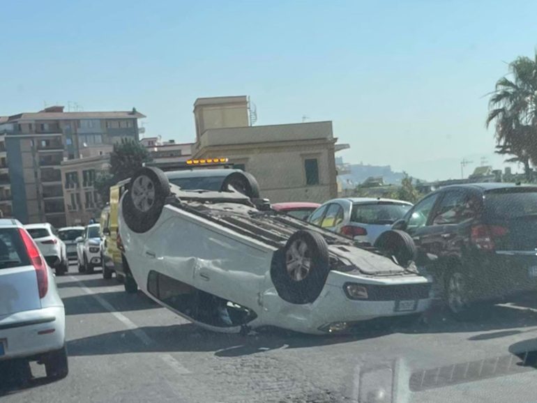Paura a Posillipo, auto si ribalta su via Manzoni: strada bloccata e traffico in tilt