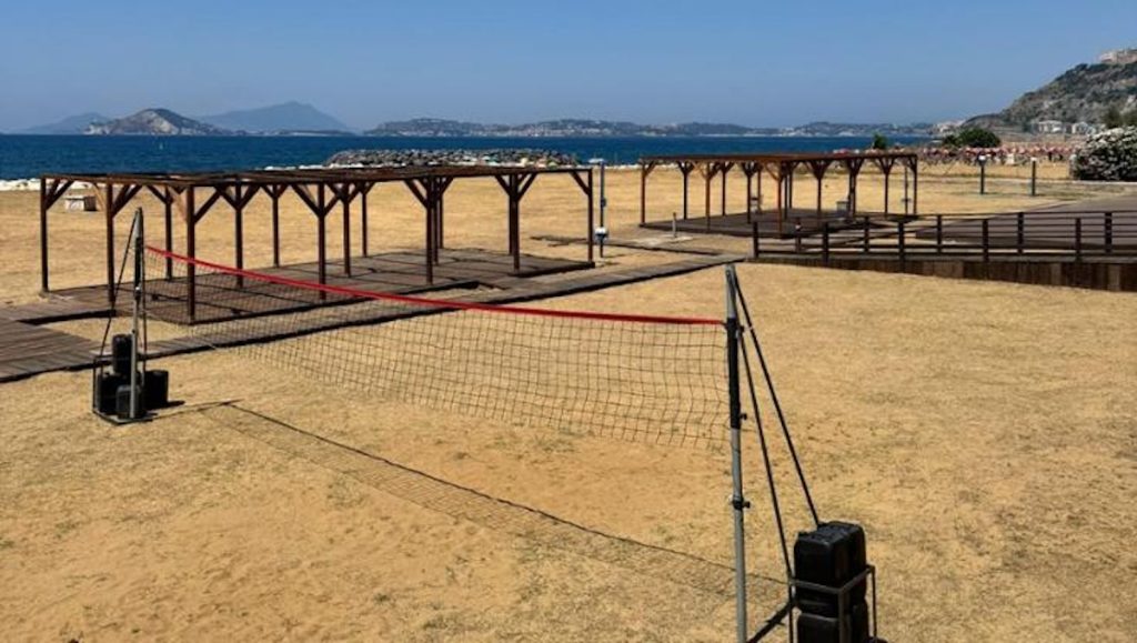 Bagnoli, riapre il lido comunale: sdraio, docce e sport gratuiti per tutti