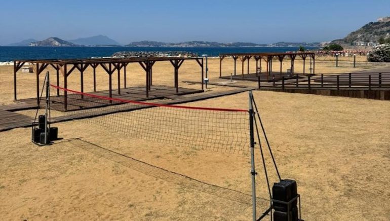 Bagnoli, riapre il lido comunale: sdraio, docce e sport gratuiti per tutti