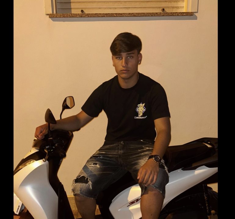 Mondragone, scontro moto-auto: 16enne muore in ospedale