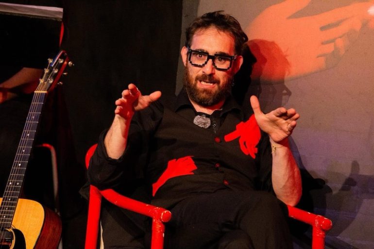 Maldestro torna con Le chiavi di casa, una ballata folk-pop che racconta memoria e resilienza
