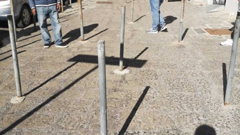 Napoli, rimossi arredi installati abusivamente in zona Case Nuove