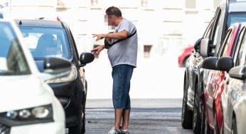 Il pizzo della sosta a Capodimonte: dice ‘no’ al parcheggiatore abusivo e viene minacciato, arrestato 57enne