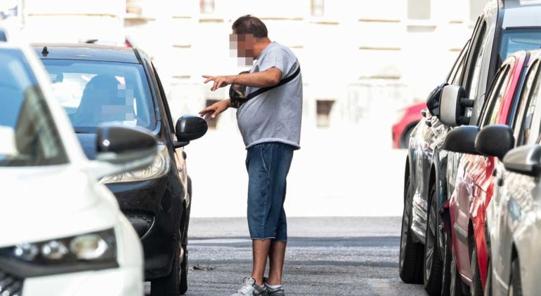 Il pizzo della sosta a Capodimonte: dice ‘no’ al parcheggiatore abusivo e viene minacciato, arrestato 57enne