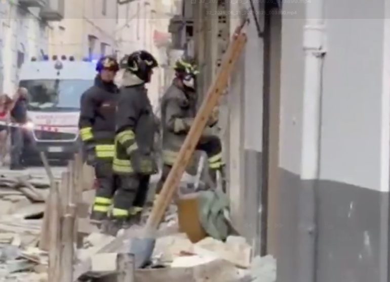 Napoli, esplosione al ristorante: si cerca un disperso