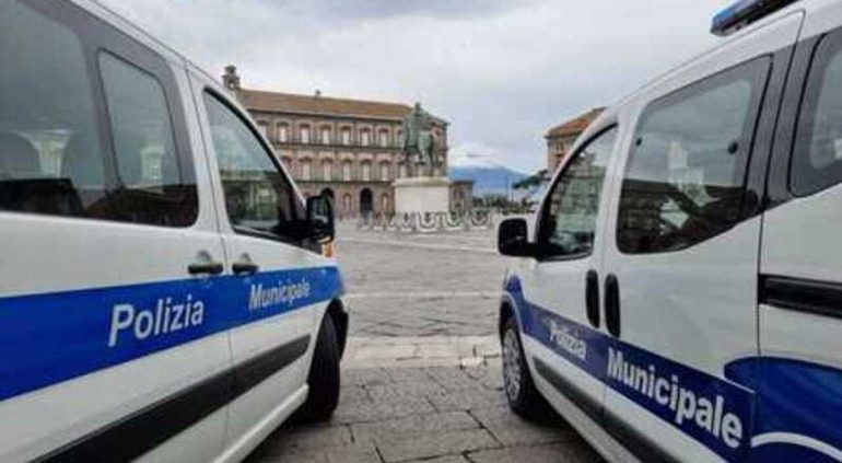 Napoli, nel cuore dei Quartieri Spagnoli: smantellato deposito di merce contraffatta.