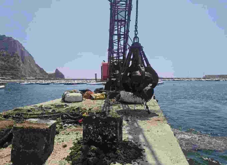 Nisida, liberati gli specchi d’acqua: rimossi 50 blocchi di cemento abusivi