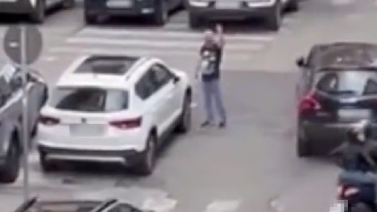 Napoli, chiede soldi a un turista: arrestato parcheggiatore abusivo a Cavalli di Bronzo