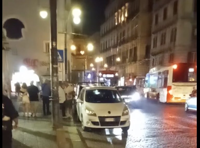 Napoli, parcheggio sulle strisce pedonali: la video denuncia di Alan De Luca diventa virale