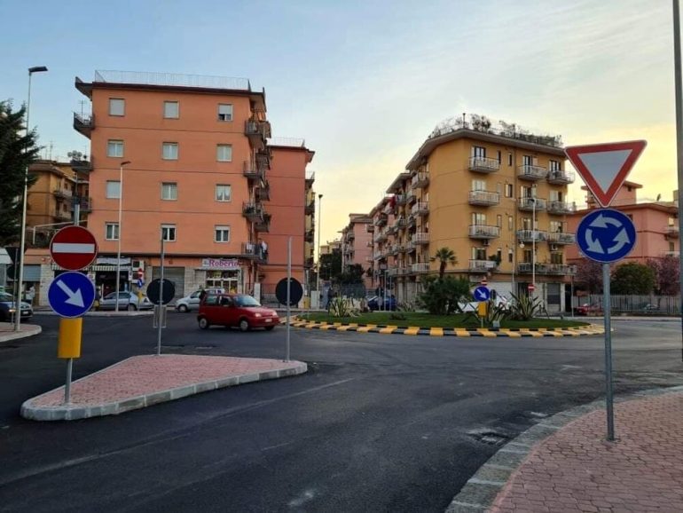 Salerno, rapinatore solitario tenta due colpi nella notte: è caccia all’uomo