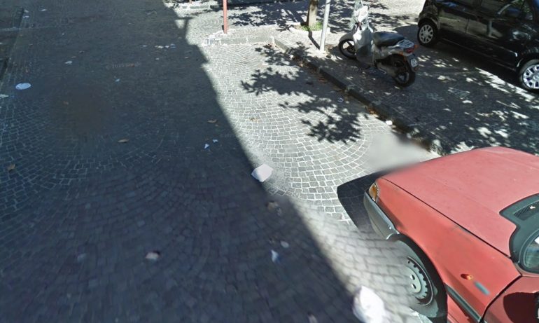 Napoli, picchia la moglie davanti agli agenti: arrestato