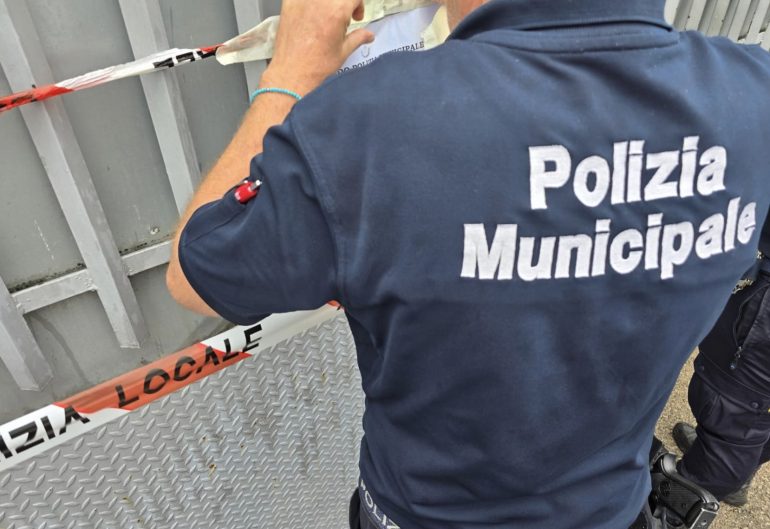 Arzano, sequestro officina moto e area di mille metri quadri con rifiuti speciali