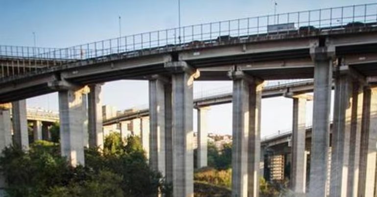 Napoli, 40enne salvato dalla polizia stradale sul ponte della Tangenziale
