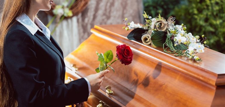 Pozzuoli senza una sala del commiato: Più Europa lancia la proposta per funerali civili e laici