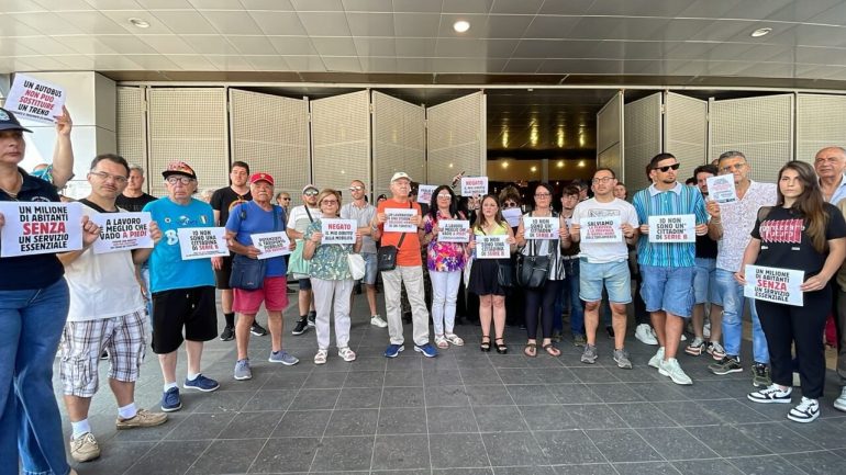 Napoli, protesta dei residenti a Piscinola contro lo stop della Metro