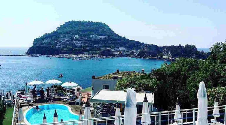 Terremoto, crollata una parete di Punta Pennata a Bacoli