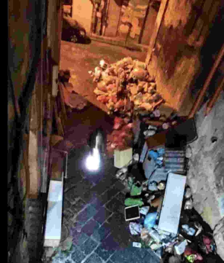 Vico Lammatari nel Rione Sanità sommerso dai rifiuti