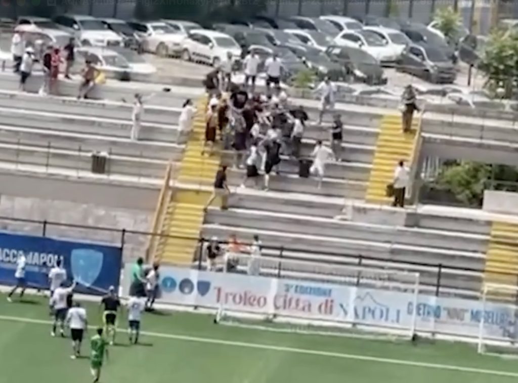 Napoli, botte sul campo e sugli spalti alla partita di calcio under 16