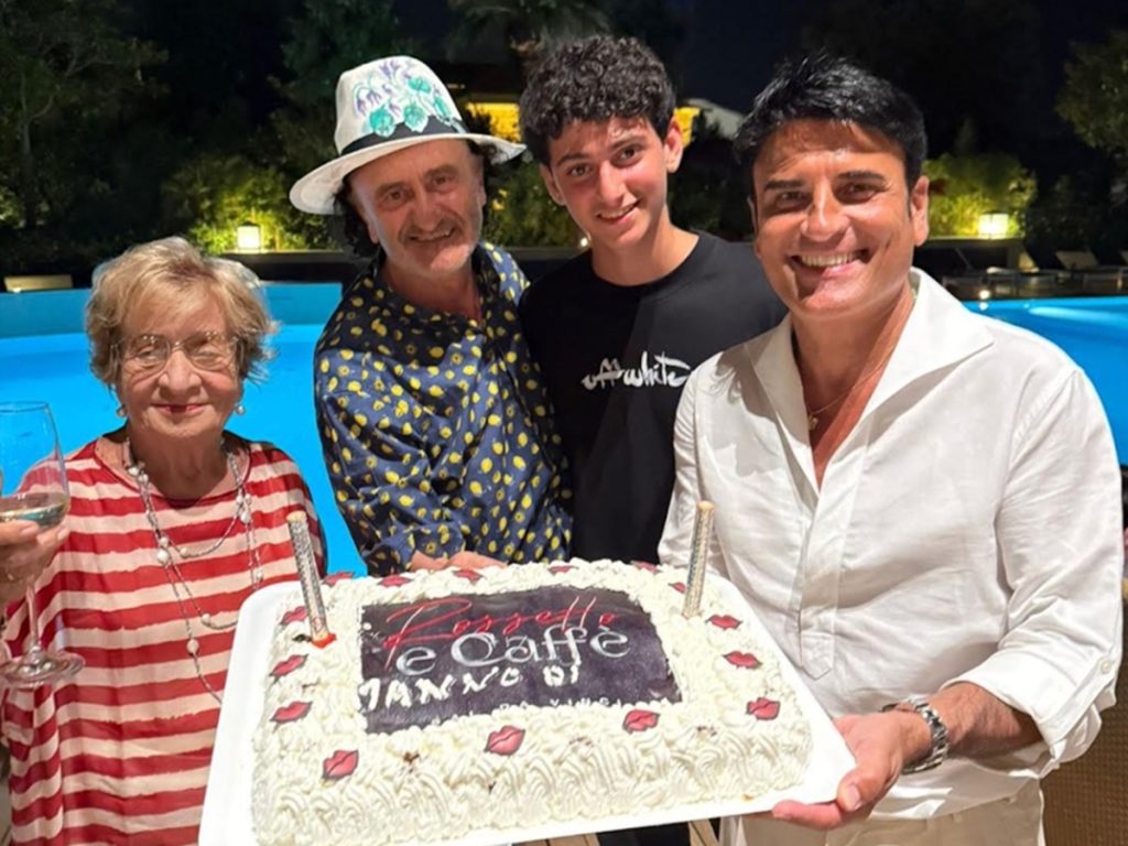 Sal Da Vinci festeggia a Sorrento il primo anno di “Rossetto e caffè”