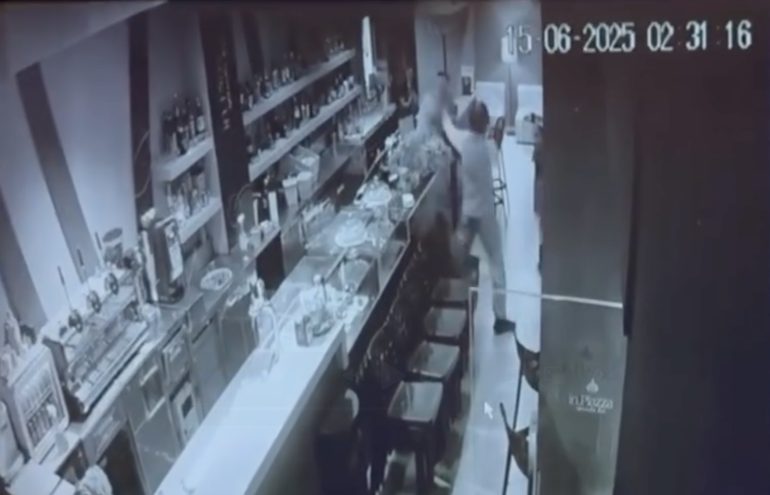 Salerno, rapinatore spara al gestore del bar: il video choc