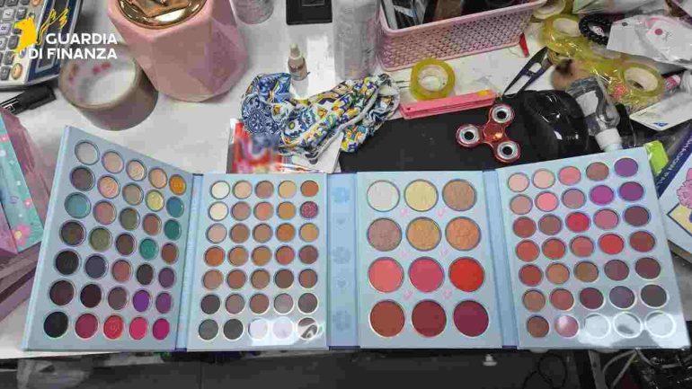 Napoli, sequestrati oltre 22.500 cosmetici pericolosi: denunciato un cittadino cinese