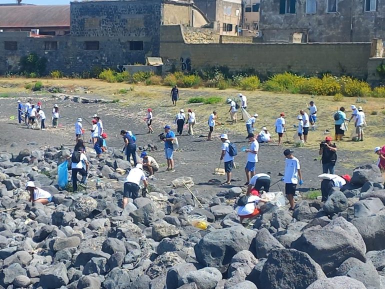 Napoli, 200 volontari recuperano 15 quintali di rifiuti dalla spiaggia di San Giovanni