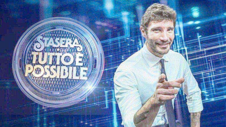 Stefano De Martino resta a Stasera tutto è possibile. Il contratto lo incastra, il cast lo supplica