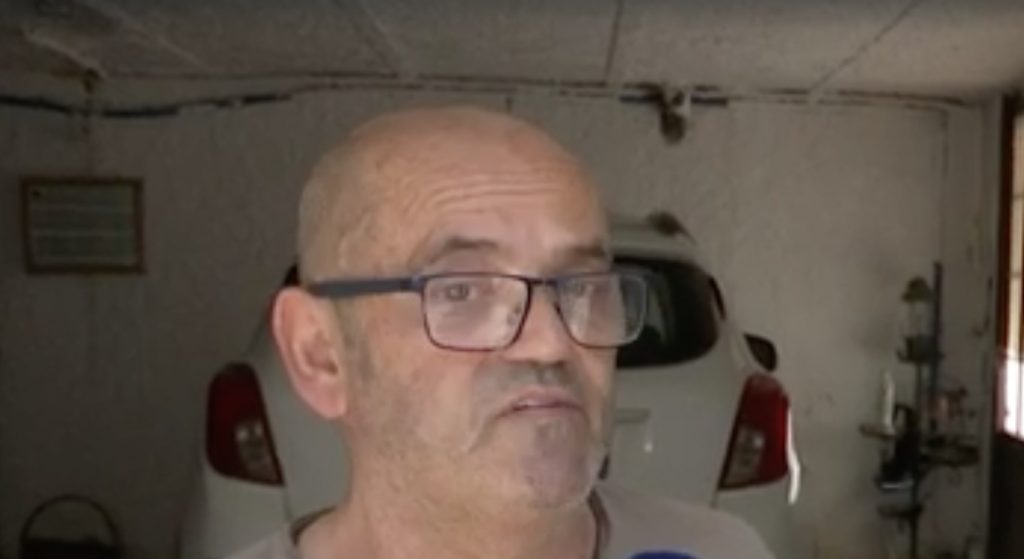 Si lancia nel vuoto il prof che insultò la Meloni: è grave