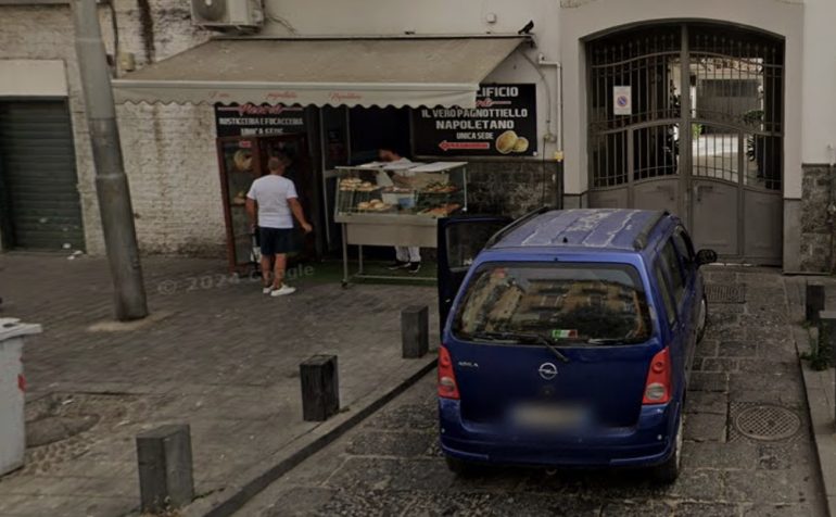 Secondigliano, bomba danneggia lo storico panificio-tarallificio Picardi