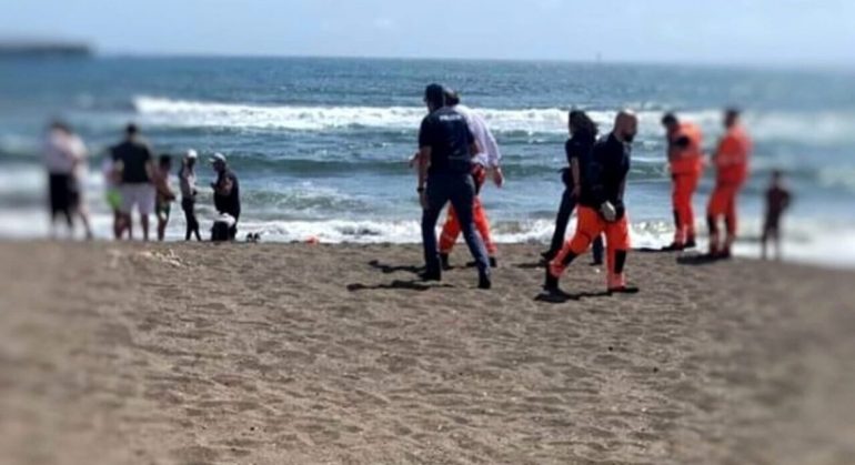Varcaturo, ragazzo accoltellato in spiaggia: muore in ospedale
