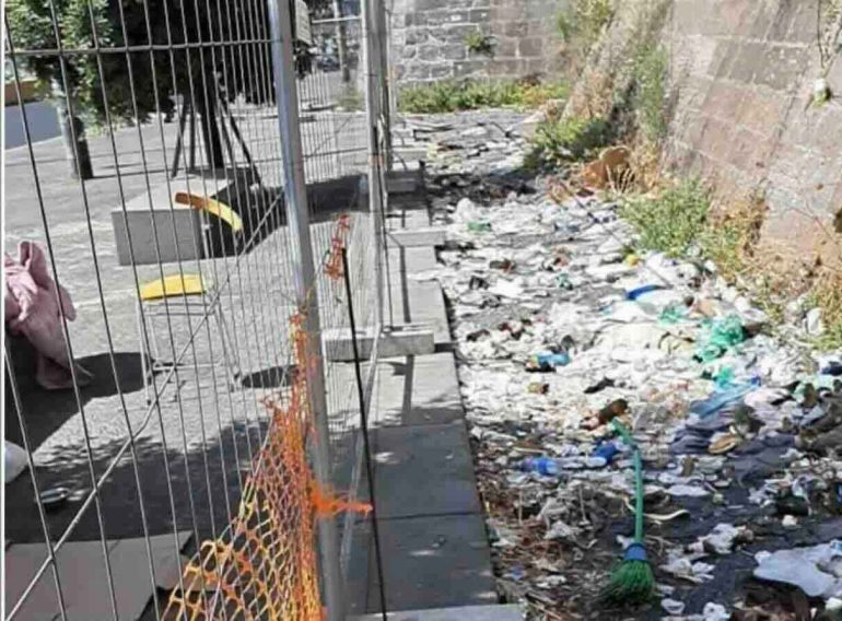 Napoli, operazione di pulizia lungo le mura del Maschio Angioino: rimosse oltre 5 tonnellate di rifiuti