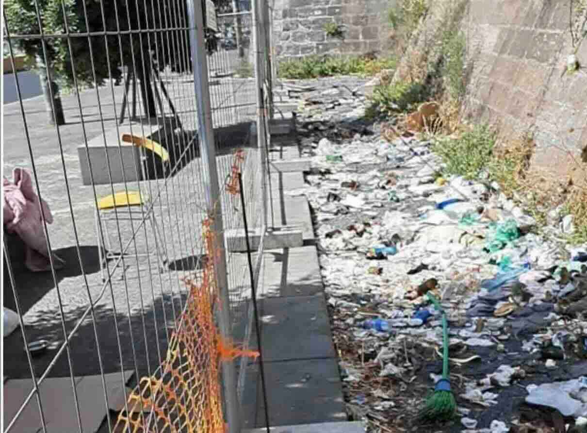 Napoli, operazione di pulizia lungo le mura del Maschio Angioino: rimosse oltre 5 tonnellate di rifiuti