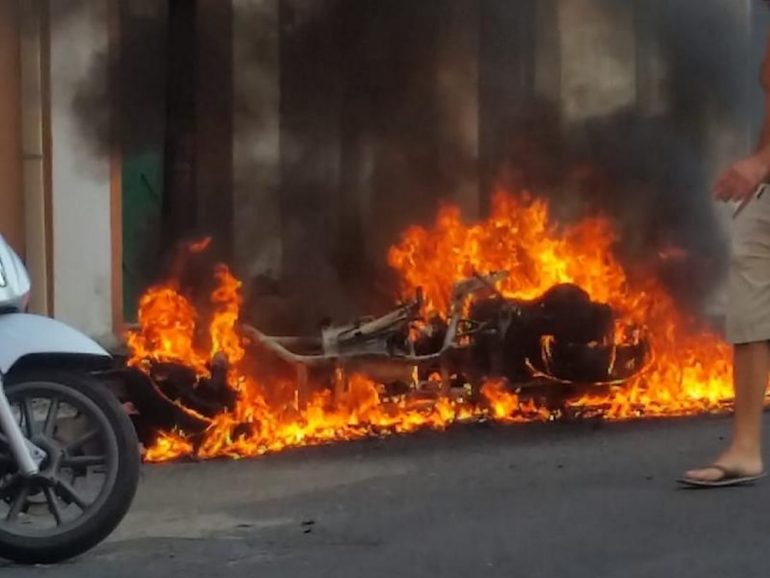 Napoli, incendia la moto del fratello a Piazza Mercato: arrestato 46enne