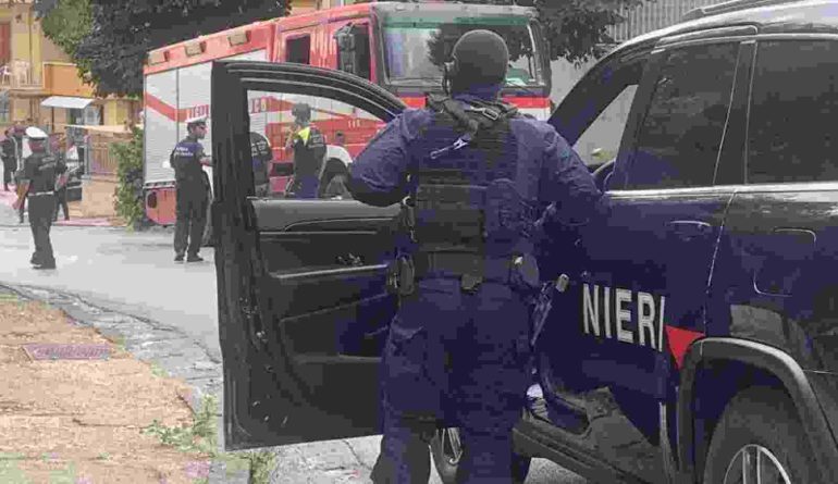 Battipaglia, armato si barrica in casa e minaccia il padre e i Carabinieri: arrestato